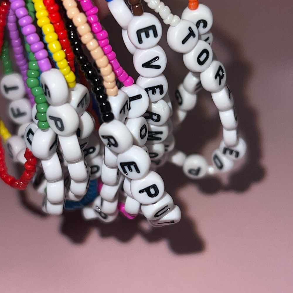 12 Taylor Swift Friendship Bracelets - Picture 4 of 5